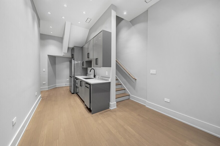 More Photos Of 619 W Randolph St, Chicago Restaurant For Sale