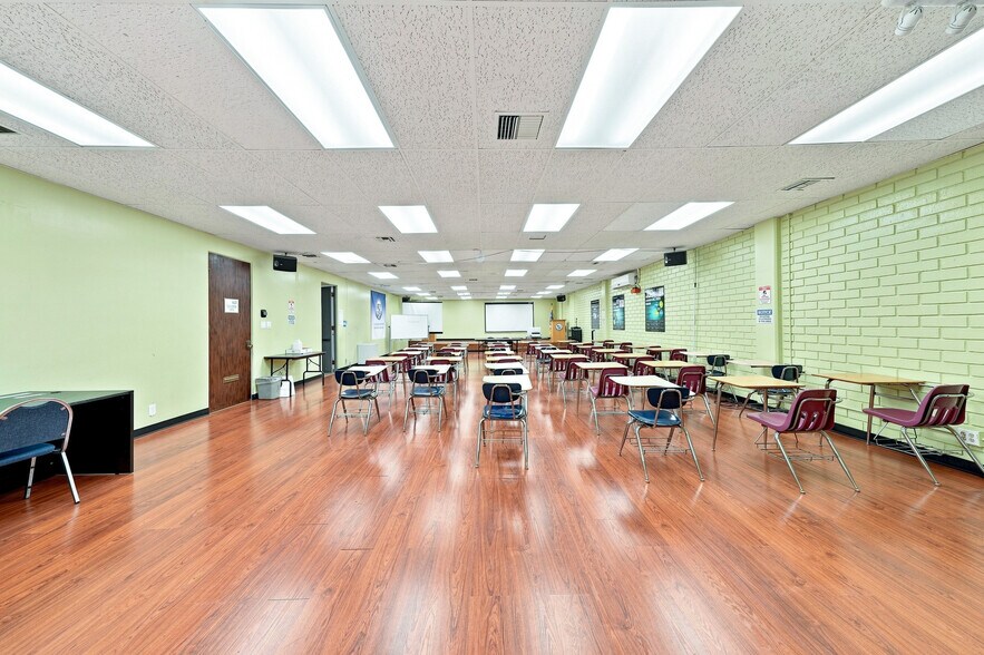 More Photos Of 2333 Beverly Blvd, Los Angeles Office For Lease
