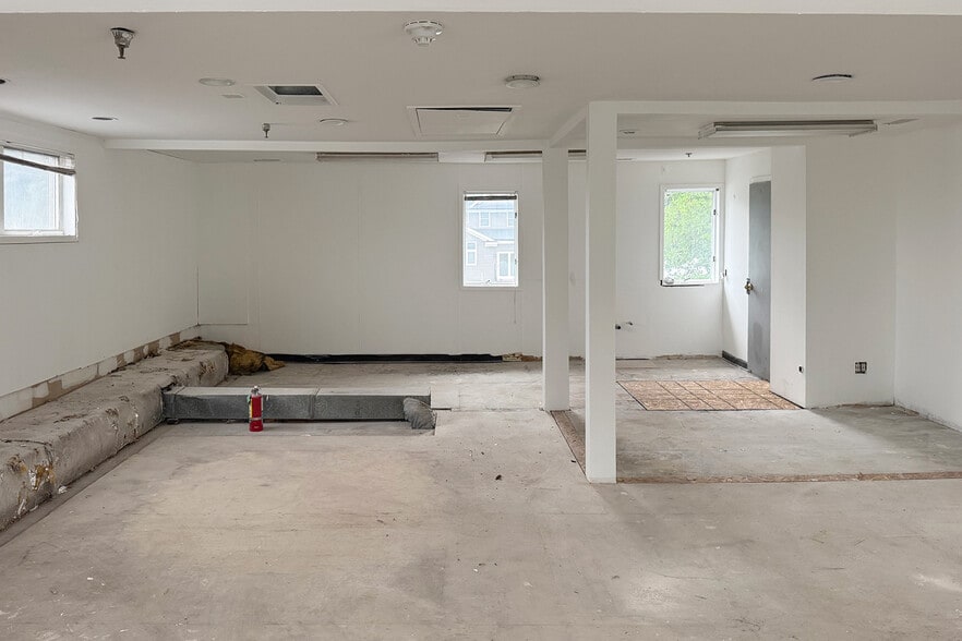More Photos Of 125 E Jericho Tpke, Huntington Station Freestanding For Lease