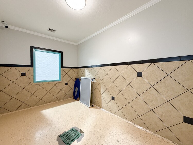More Photos Of 45 E Airline Hwy, Kenner Veterinarian Kennel For Lease