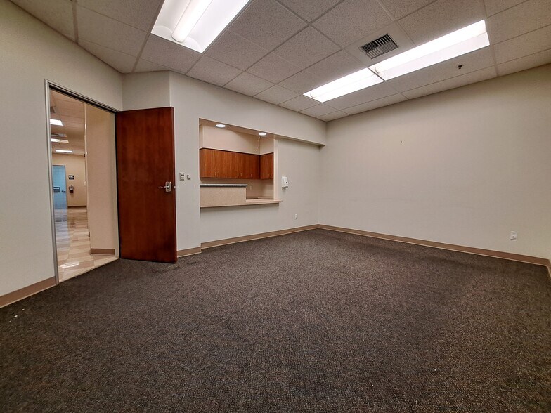 More Photos Of 9900 Stockdale Hwy, Bakersfield Medical For Sale