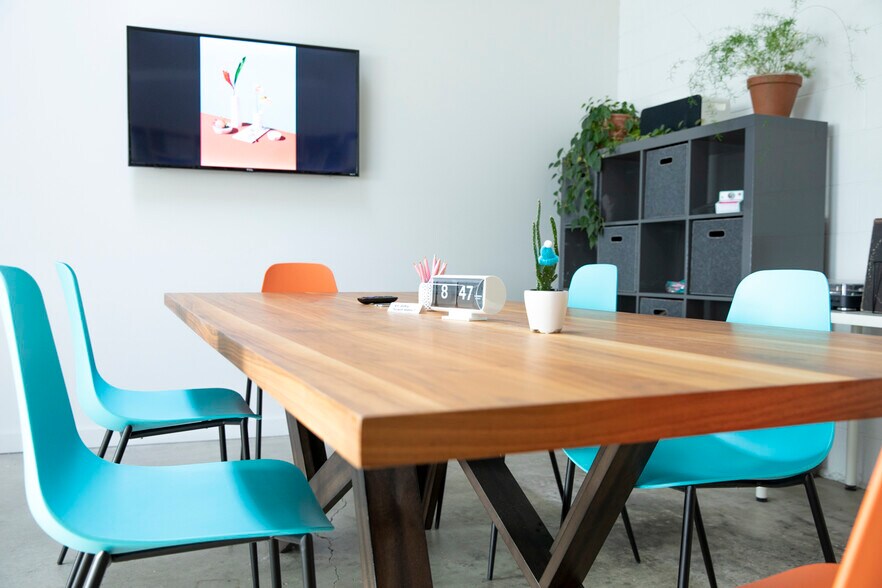 More Photos Of 2335 SE 50th Ave, Portland Light Distribution For Lease