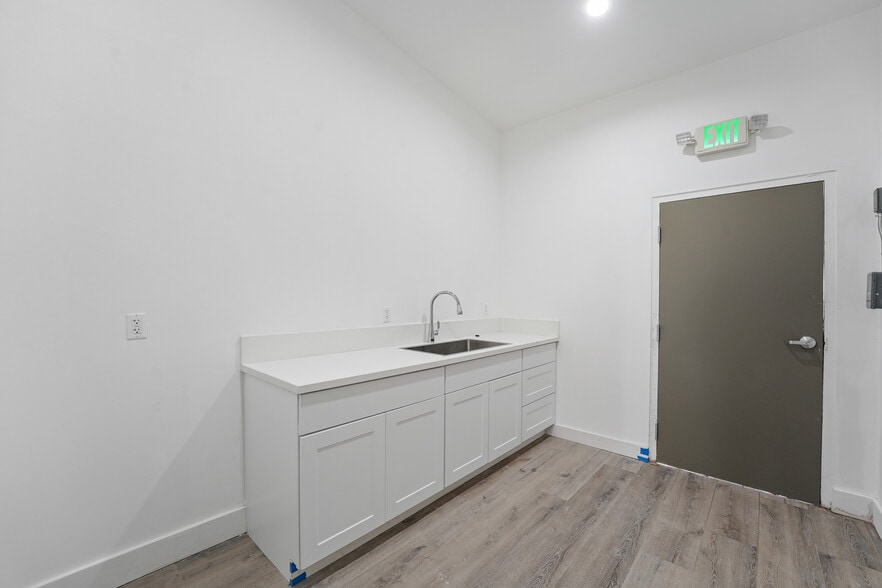 More Photos Of 5310-5314 Laurel Canyon Blvd, Valley Village Freestanding For Sale