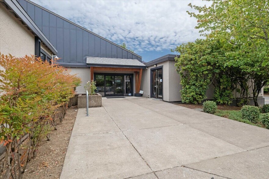 More Photos Of 1390 Waverly Dr SE, Albany Medical For Lease