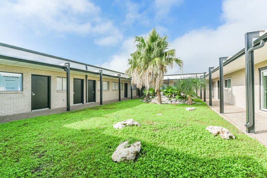 Primary Photo Of 1022-1024 Pasadena Blvd, Pasadena Medical For Sale