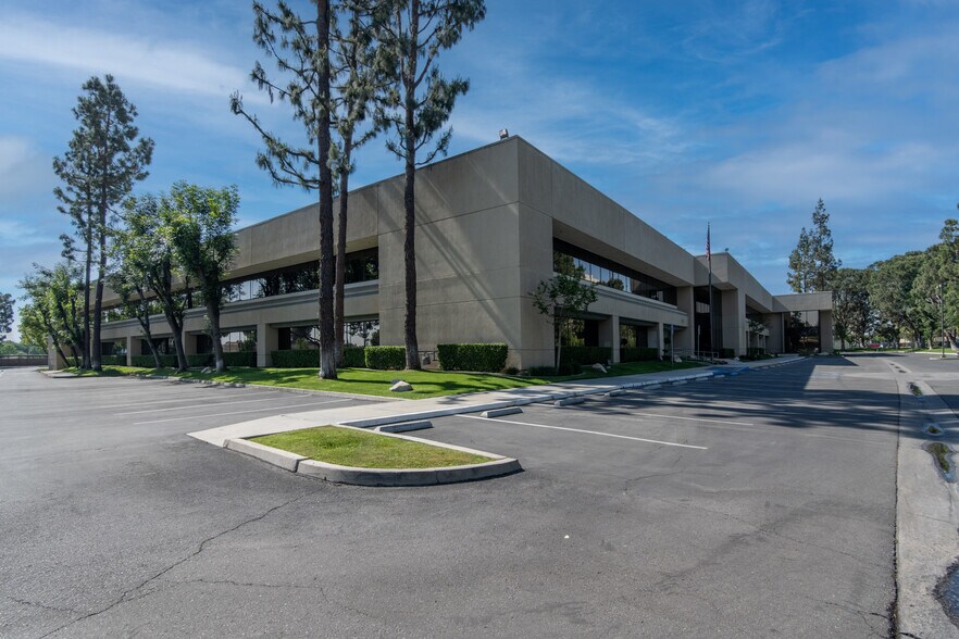 More Photos Of 5001 California Ave, Bakersfield Office For Lease