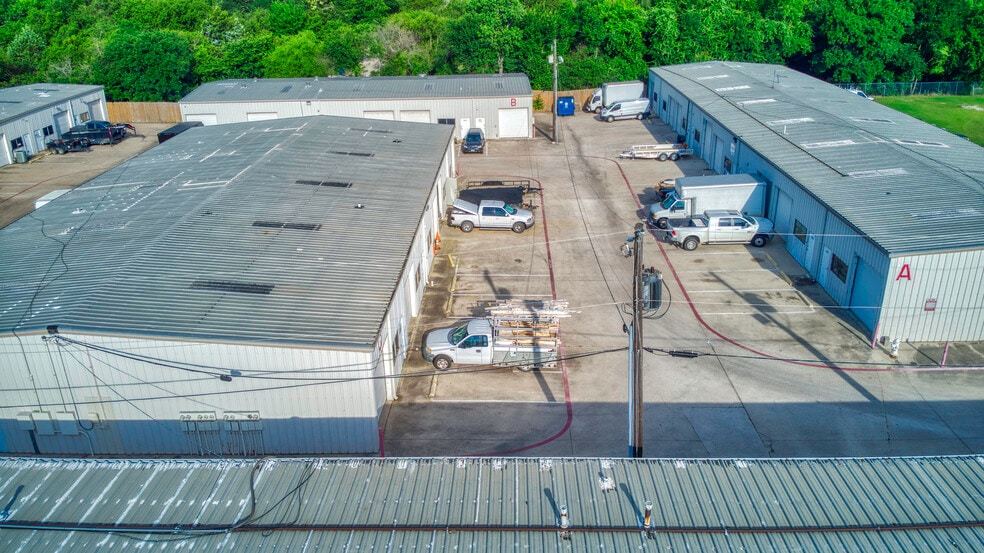 More Photos Of 817 S Mill St, Lewisville Flex For Lease