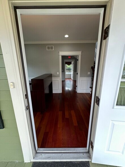 More Photos Of 501 W Main St, West Dundee Storefront Retail Office For Lease