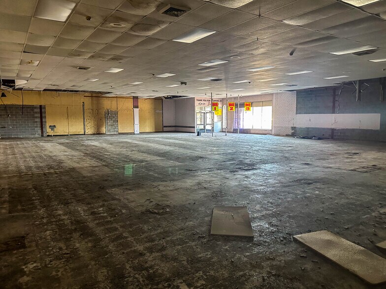 More Photos Of 6975 Livernois Rd, Troy Storefront For Lease
