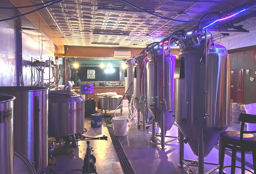 More Photos Of 32 Franklin St, Martinsville Storefront For Sale