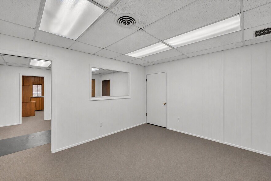 More Photos Of 600-604 W Washington St, Suffolk Storefront Retail Office For Sale