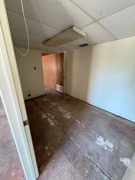 More Photos Of 618 W Broad St, Mineola Storefront Retail Office For Sale