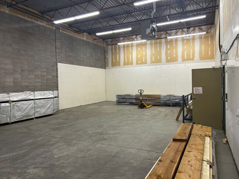 More Photos Of 2928 18th St NE, Calgary Warehouse For Lease