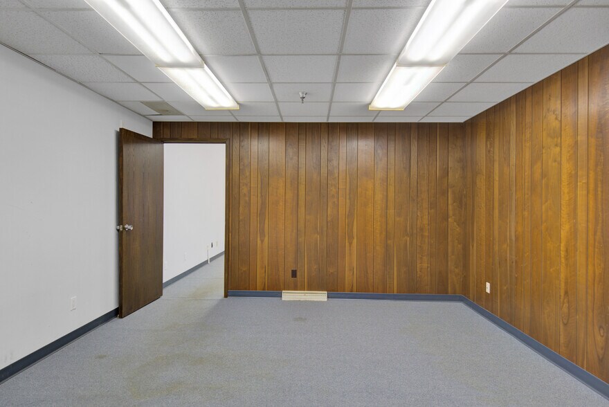 More Photos Of 1431 N 2nd St, Wisconsin Rapids Office For Sale