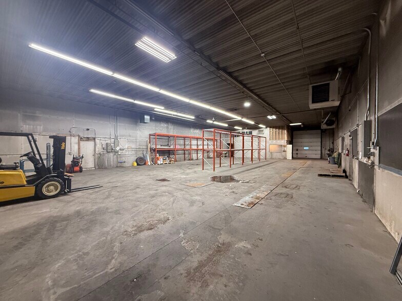 More Photos Of 426 10 St N, Lethbridge Warehouse For Sale