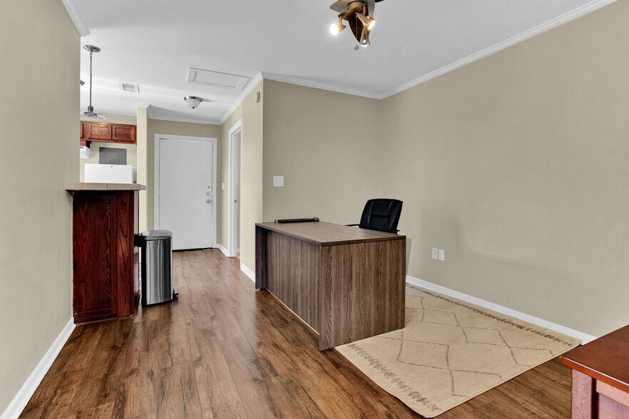 More Photos Of 313 E Charnwood St, Tyler Office For Lease