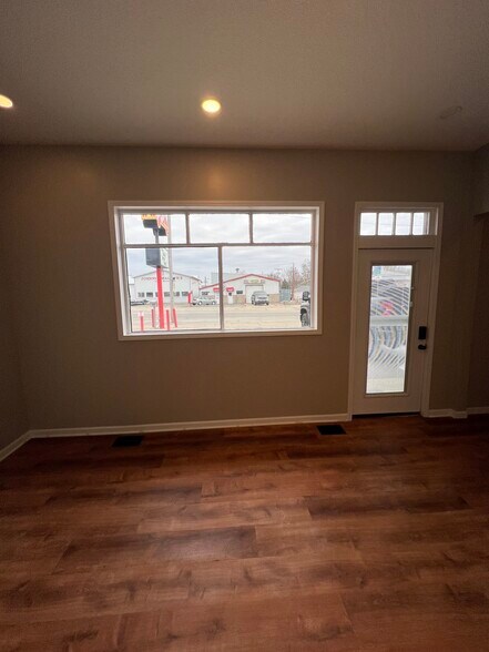 More Photos Of 212 S Broadway, Peru Specialty For Sale