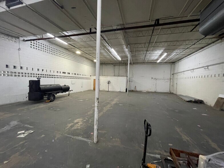 More Photos Of 5107 W University Blvd, Jacksonville Warehouse For Sale