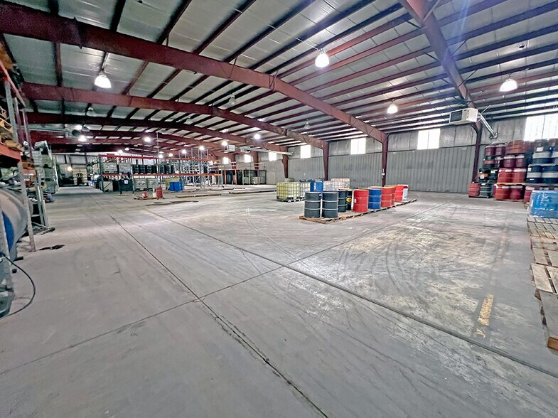 More Photos Of 1304 Woodlawn Rd, Lincoln Warehouse For Lease