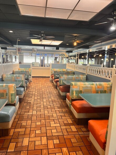 More Photos Of 2 Regency Pky, Hilton Head Island Restaurant For Sale