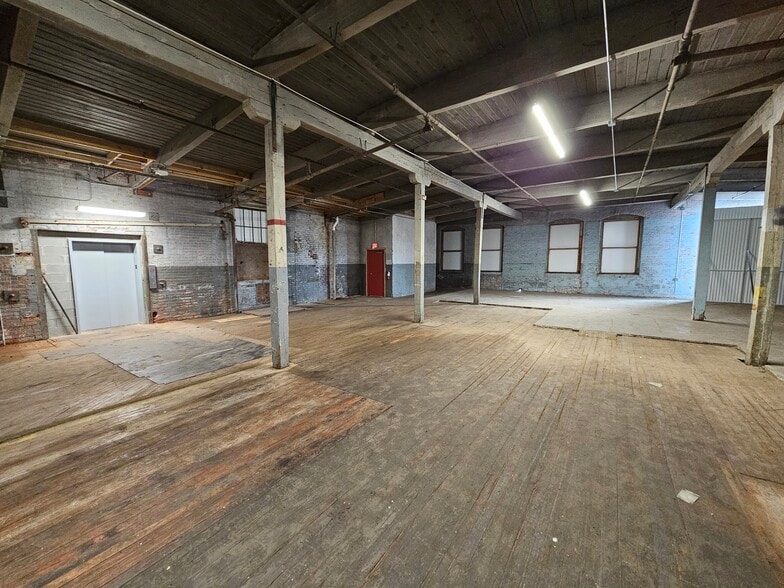 More Photos Of 4861 Spring Grove Ave, Cincinnati Warehouse For Lease