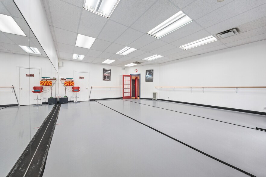 More Photos Of 598-600 Boul Cure-Poirier O, Longueuil General Retail For Lease