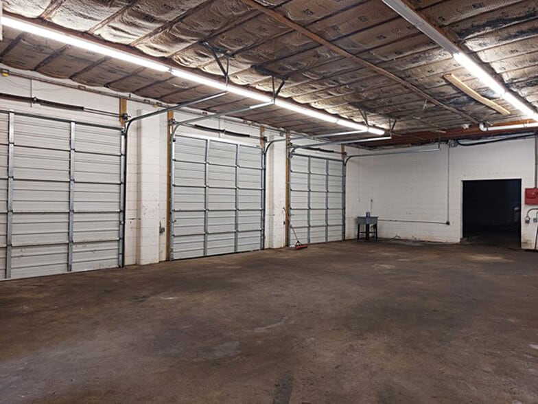 More Photos Of 3227 E Woodrow St, Tulsa Warehouse For Lease