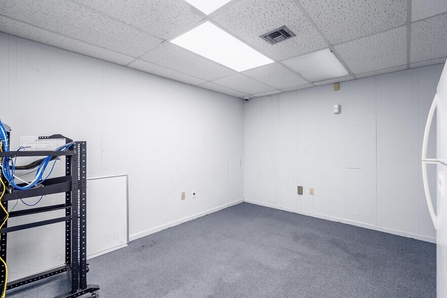 More Photos Of 9665 NW 13th St, Doral Warehouse For Lease