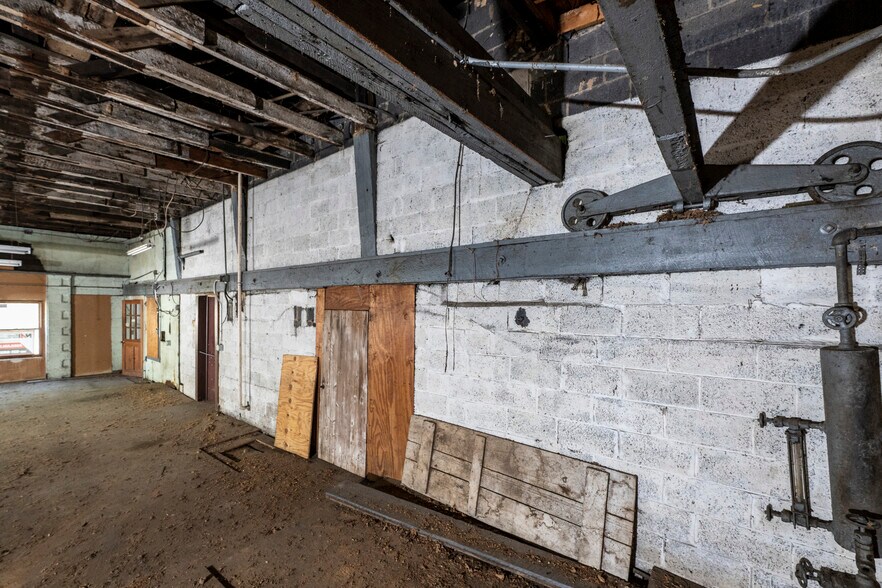 More Photos Of 1833-1837 Netherland Inn Rd, Kingsport General Retail For Sale