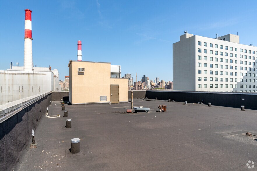 More Photos Of 37-31 10th St, Long Island City Light Distribution For Sale
