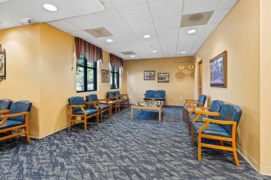 More Photos Of 202 Overland Dr, Greenwood Medical For Lease