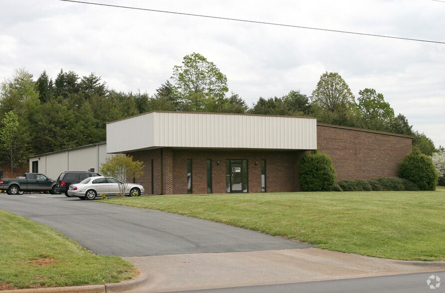 More Photos Of 465 Forum Pky, Rural Hall Warehouse For Lease