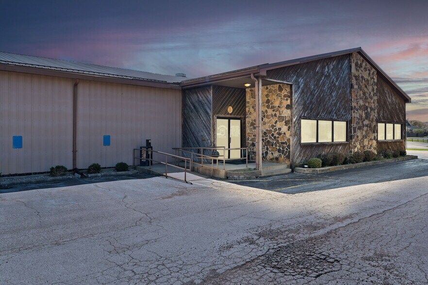 More Photos Of 1616 N Section St, Sullivan Sports And Entertainment For Sale