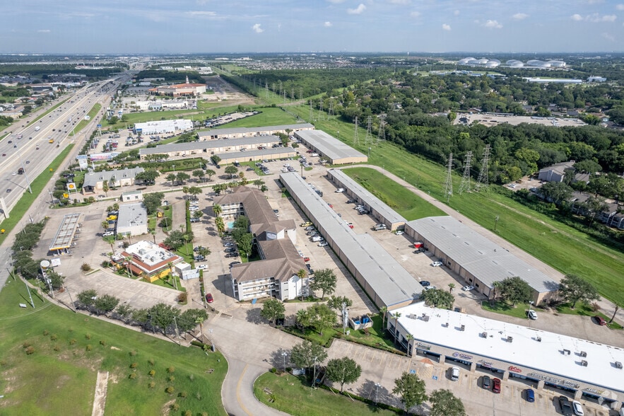 More Photos Of 15255 Gulf Fwy, Houston Unknown For Lease