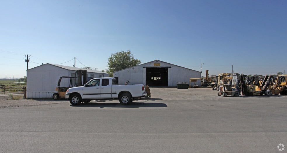 More Photos Of 1651 E Hicks Field Rd, Fort Worth Warehouse For Sale