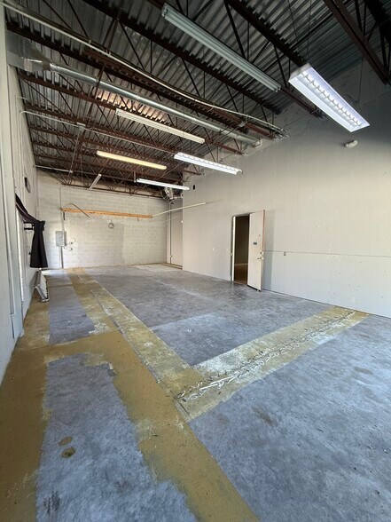 More Photos Of 1474 Rail Head Blvd, Naples Showroom For Lease