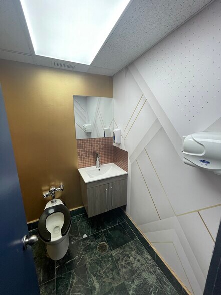 More Photos Of 3858-3870 Notre-Dame, Laval Office For Sale