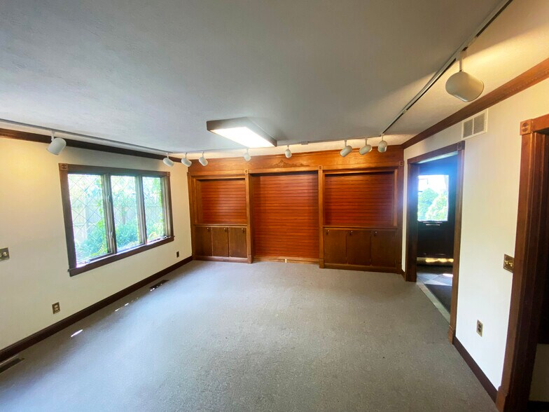 More Photos Of 912 Coolidge Rd, East Lansing Medical For Sale