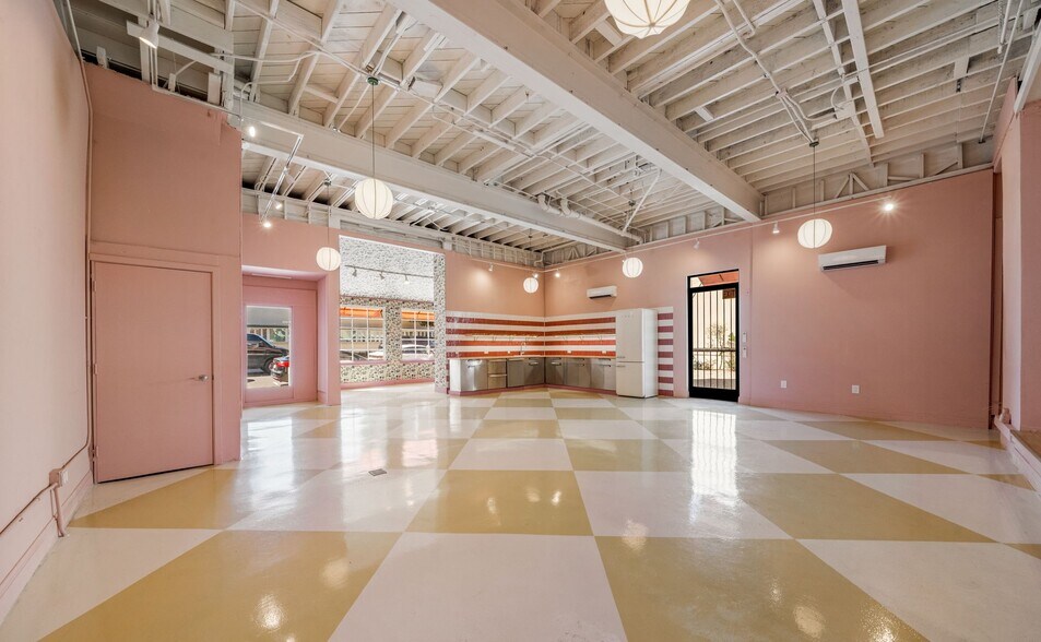 More Photos Of 1020-1024 S Robertson Blvd, Los Angeles Freestanding For Lease