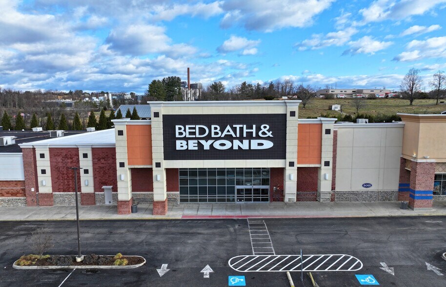 More Photos Of 145 Shoppers Way, Christiansburg General Retail For Lease