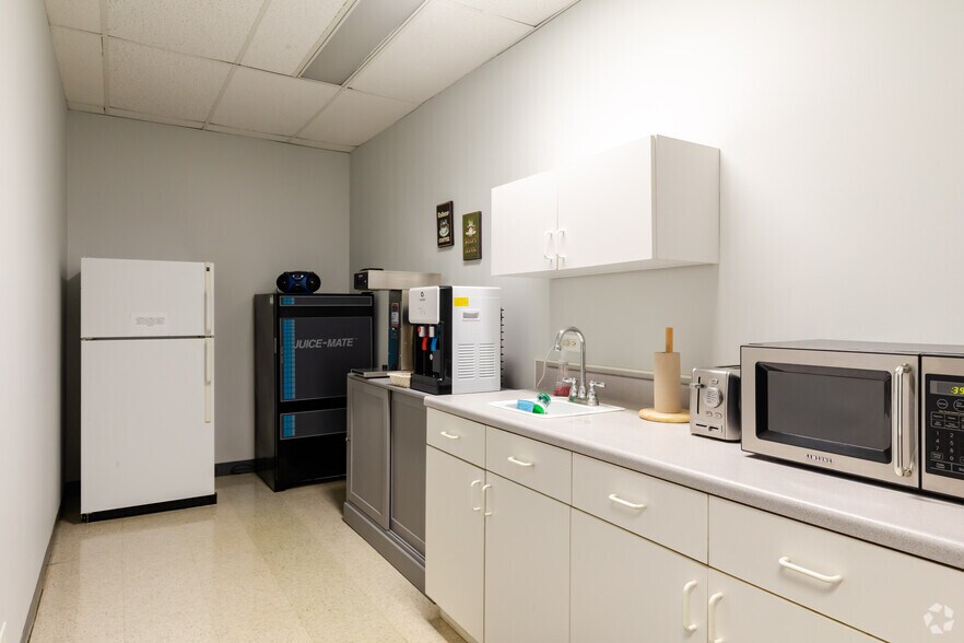 More Photos Of 800 E Northwest Hwy, Palatine Office For Lease