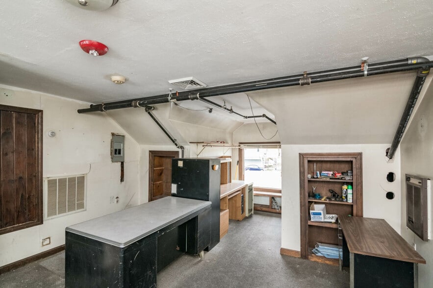 More Photos Of 141 Congamond Rd, Southwick Restaurant For Lease