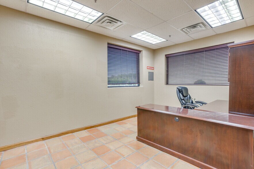 More Photos Of 3500 Noble Ave, Fort Worth Flex For Lease