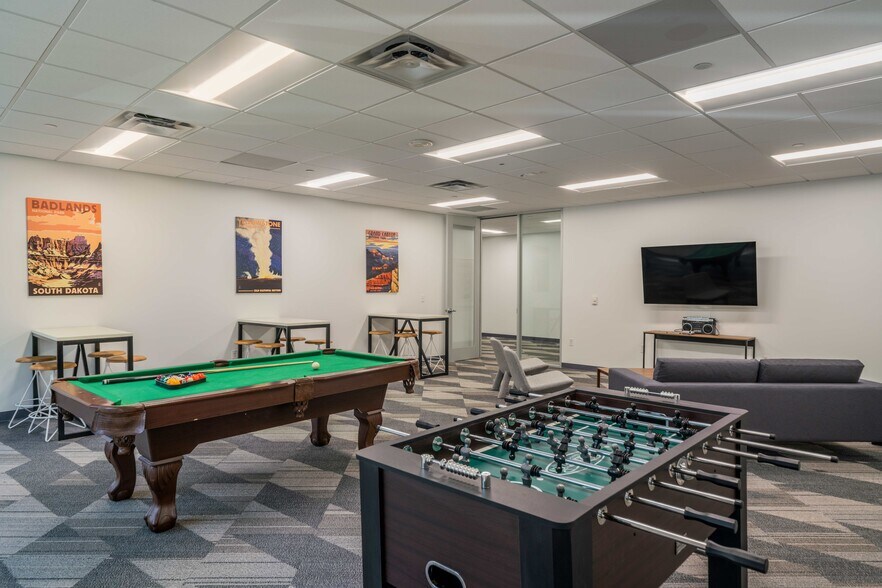 More Photos Of 11450 Compaq Center West Dr, Houston Unknown For Lease