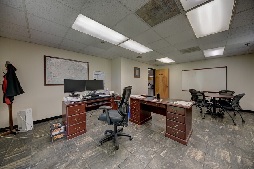 More Photos Of 1901 Longwood Dr, Brenham Manufacturing For Sale