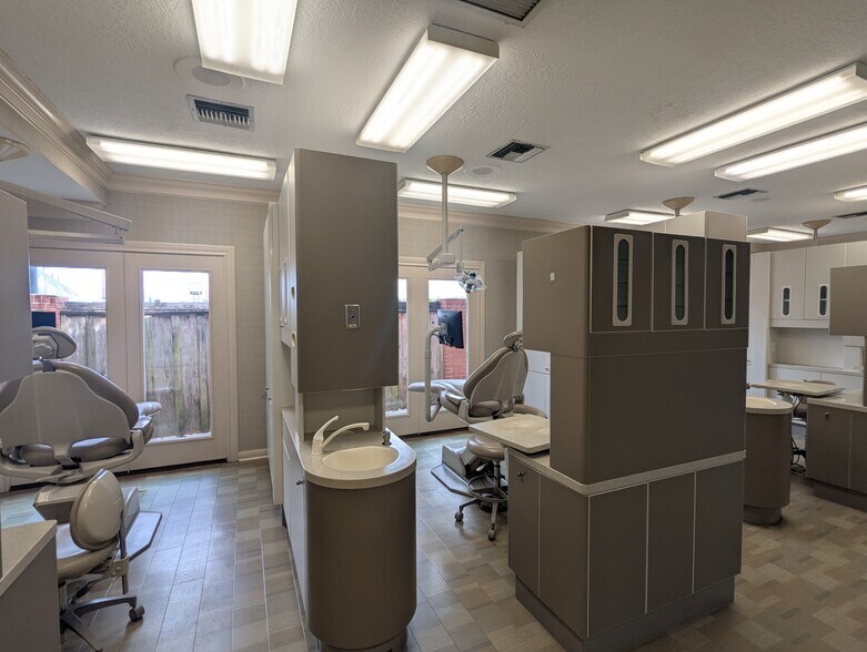 More Photos Of 3635 Eastex Fwy, Beaumont Office For Sale