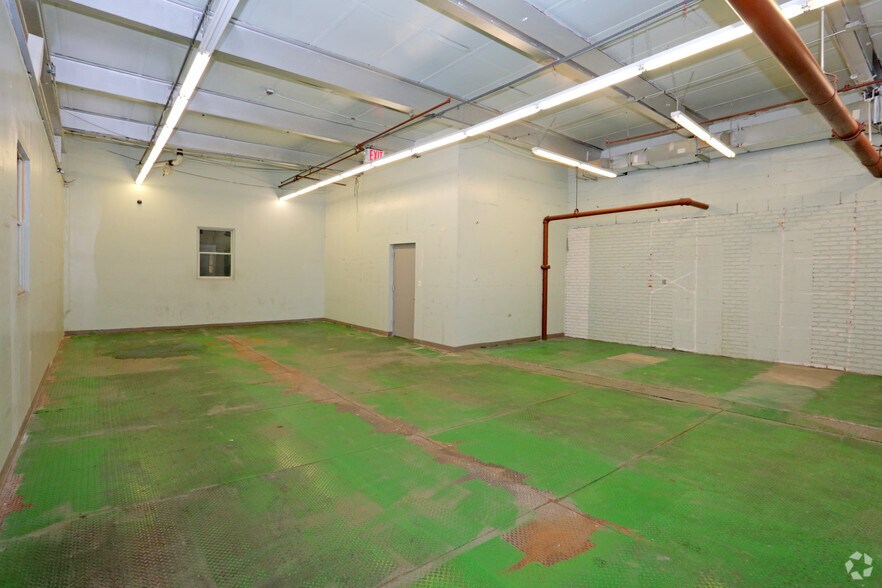 More Photos Of 5700 49th St, Maspeth Warehouse For Lease
