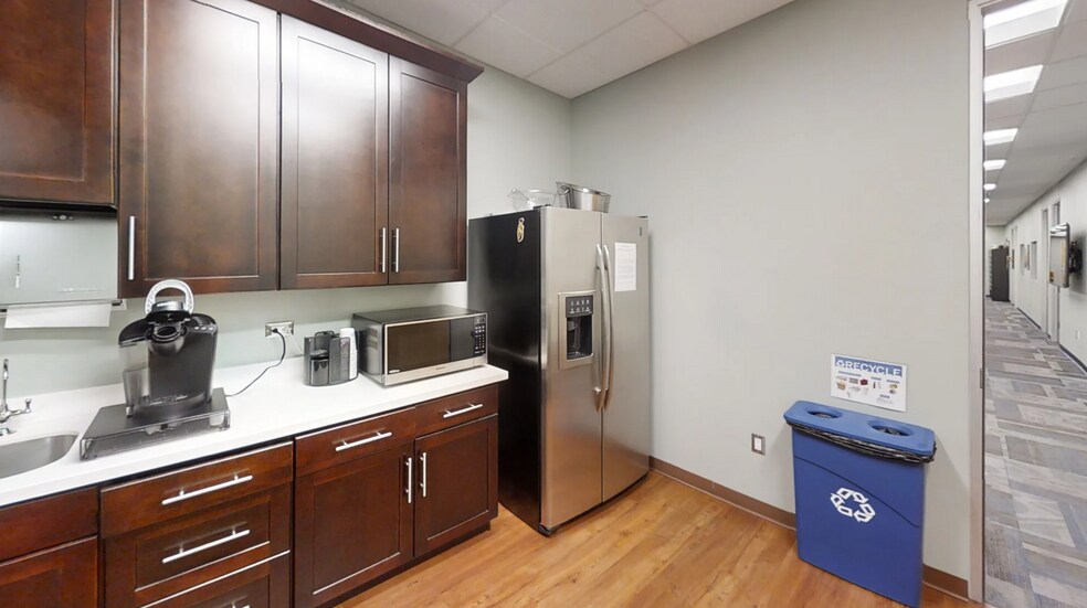 More Photos Of 4636 E McDowell Rd, Phoenix Distribution For Lease