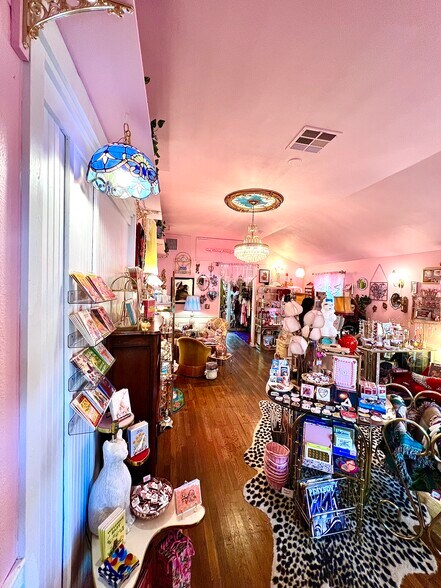 More Photos Of 1628 S 1st St, Austin Storefront Retail Residential For Sale