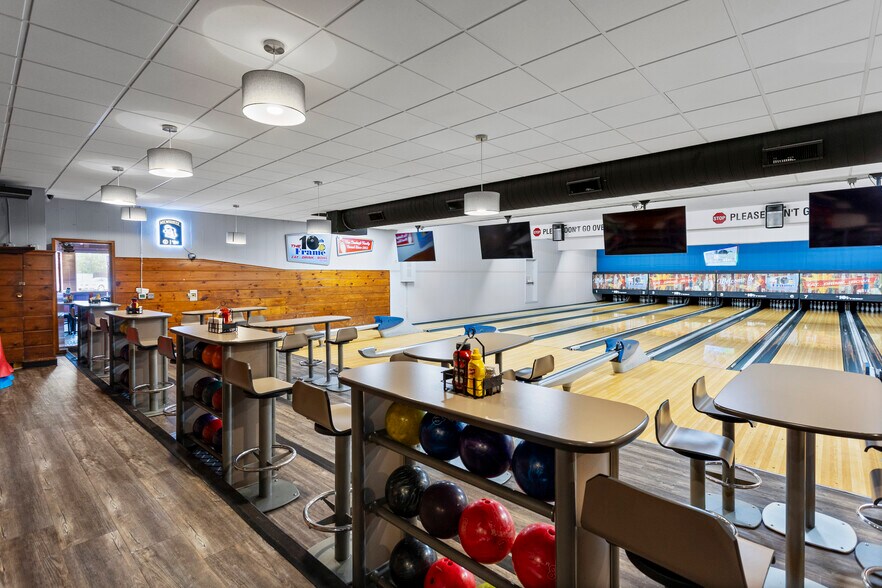 More Photos Of 618-630 W Wisconsin Ave, Appleton Bowling Alley For Sale